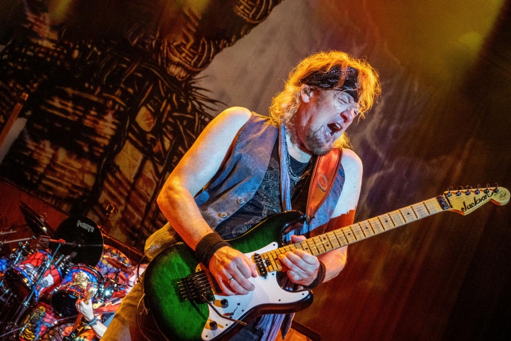 ADRIAN SMITH Breaks Down IRON MAIDEN’s Key To Success: “The Band’s Philosophy Has Always Been To Take Music Out To The People”