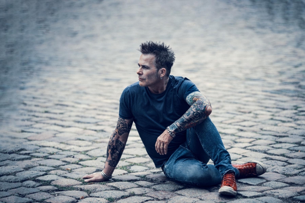 VIDEO PREMIERE: MIKE TRAMP Releases First Single “Take Me Away” From Upcoming Album “Trampthology”