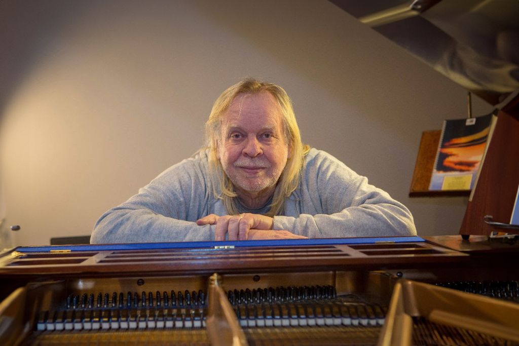 Keyboard Legend RICK WAKEMAN Announces “Final One Man” 2024 Tour, Highlighting YES And His Solo Work